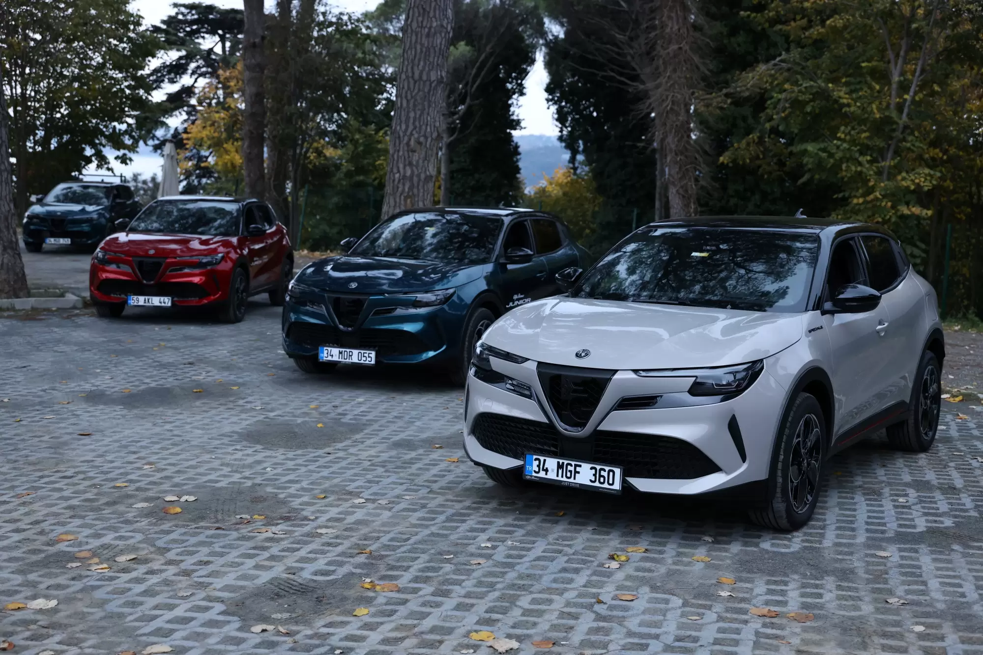 Alfa Romeo Junior: Elektrikli ve Hibrit SUV Yolları Fethediyor