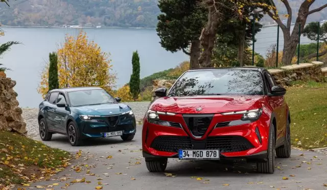 Alfa Romeo Junior: Elektrikli ve Hibrit SUV Yolları Fethediyor