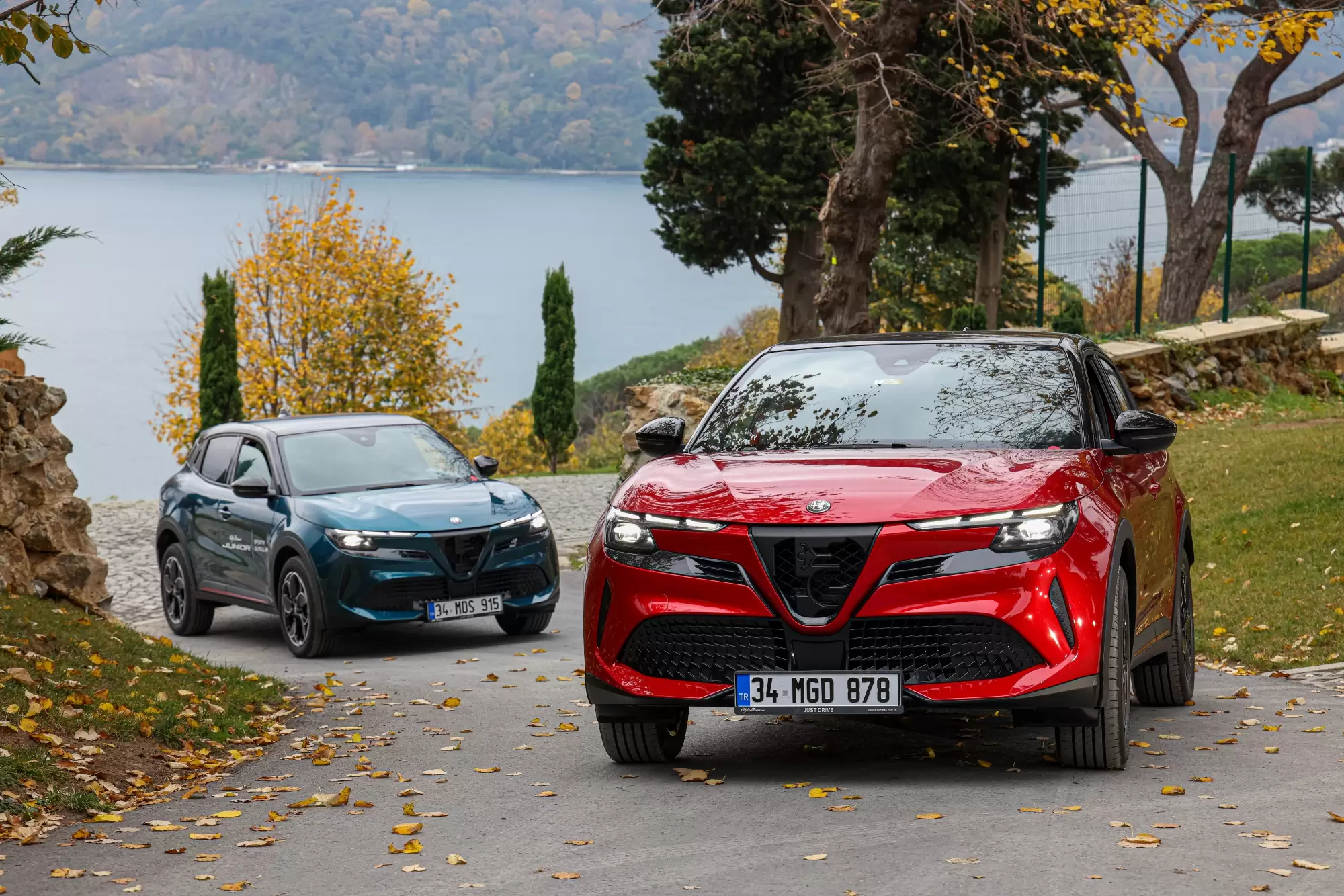 Alfa Romeo Junior: Elektrikli ve Hibrit SUV Yolları Fethediyor