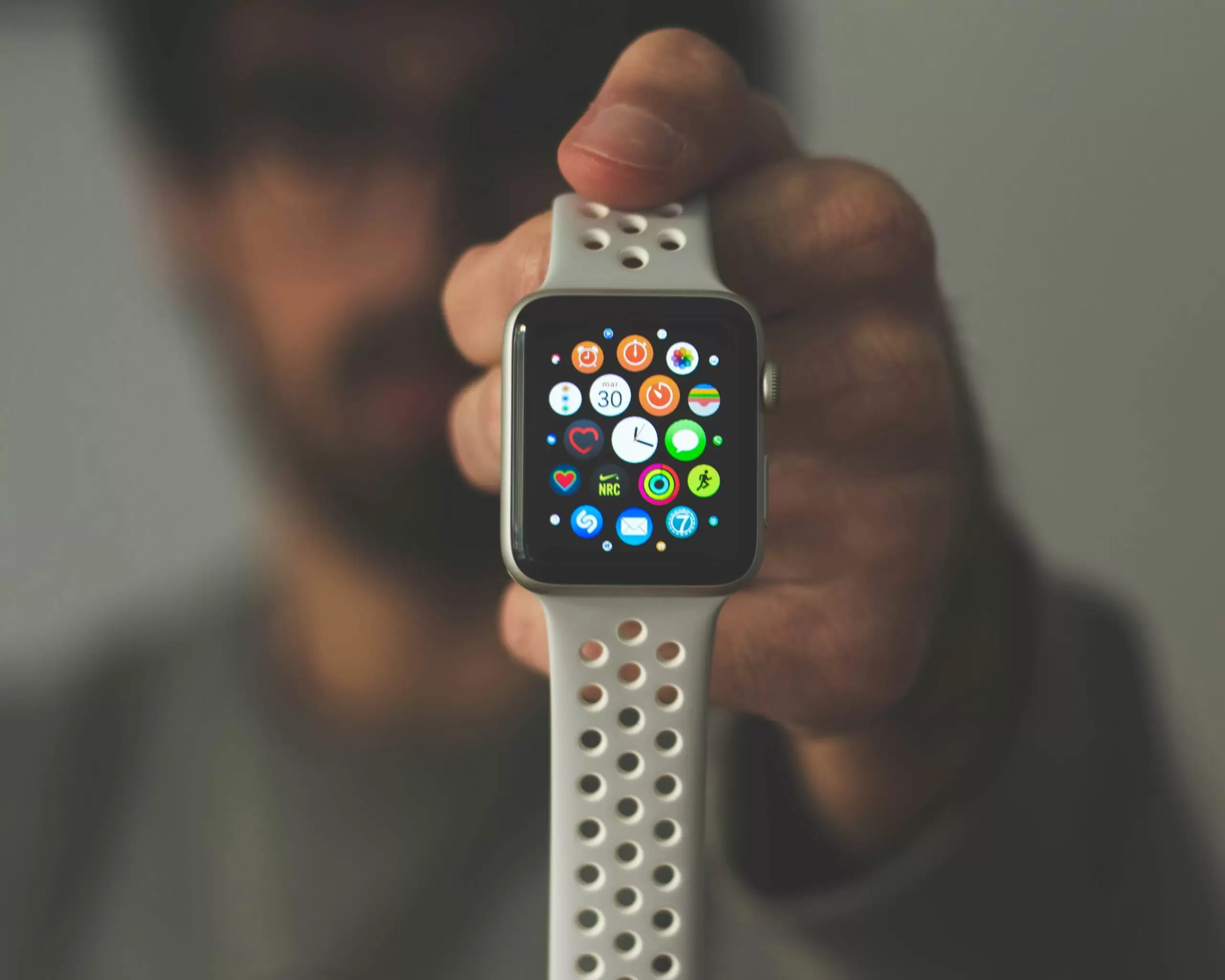 Apple Watch’un Gelecekteki Modellerinde Kayışlara Gömülü Sensörler Bulunabilir