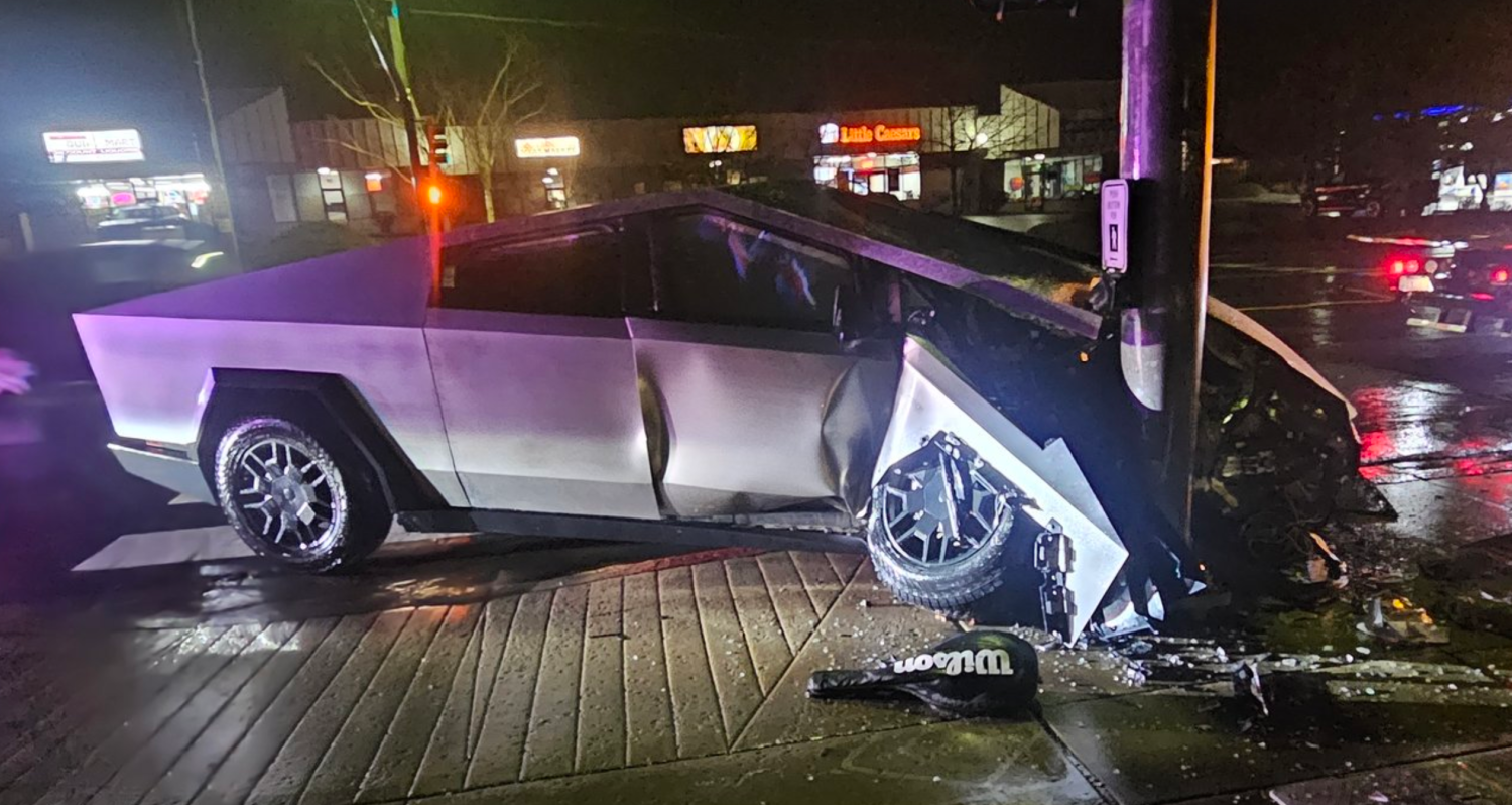 Tesla’nın Otonom Sürüşü Gündem Oldu: Cybertruck, FSD Kullanırken Kaza Yaptı!